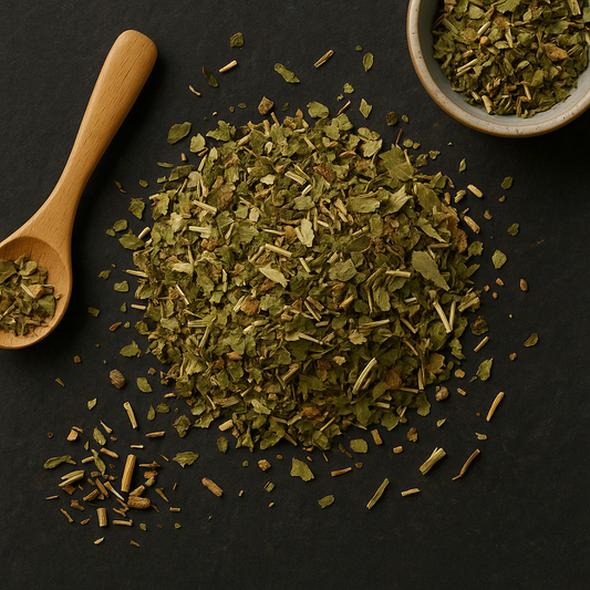 “Zen Nights kruidenthee: gedroogde kruidenblend met houten lepel en kom”